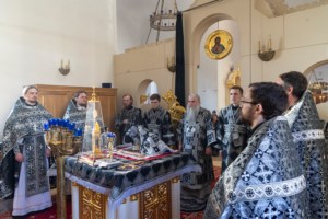 Литургия Преждеосвященных Даров, малое повечерие и утреня Великого Четвертка на Архиерейском подворье — в храме во имя святых равноапостольных Мефодия и Кирилла при СГУ