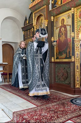 Литургия Преждеосвященных Даров на Архиерейском подворье — в храме в честь иконы Божией Матери «Утоли моя печали» г. Саратова
