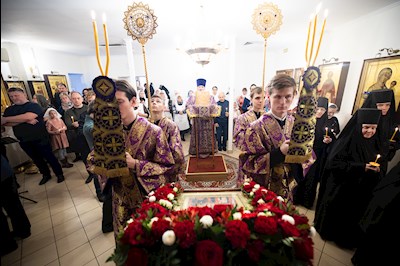 Митрополит Игнатий совершил Великое освящение Крестовоздвиженского подворья Свято-Алексиевского женского монастыря г. Саратова и Божественную литургию в новоосвященном храме