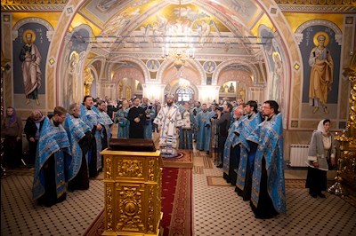 Митрополит Игнатий совершил вечернее богослужение с чтением акафиста Пресвятой Богородице в Свято-Троицком кафедральном соборе г. Саратова
