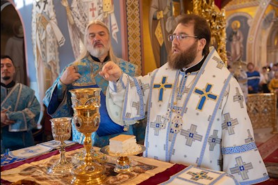 Митрополит Игнатий совершил Божественную литургию в Свято-Троицком кафедральном соборе Саратова