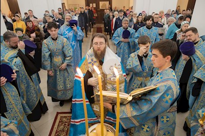 Митрополит Игнатий совершил всенощное бдение в храме святителя Тихона, епископа Воронежского, Задонского чудотворца, г. Саратова