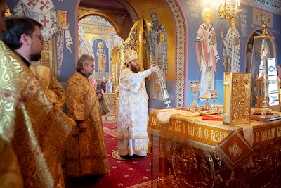 Митрополит Игнатий совершил Божественную литургию в Свято-Троицком кафедральном соборе Саратова