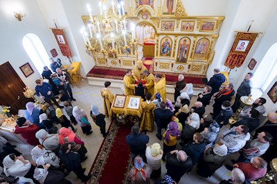 Митрополит Игнатий совершил Божественную литургию в Трехсвятительском храме г. Саратова