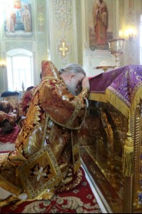 В Великий Четверг Митрополит Лонгин совершил Литургию Василия Великого и Чин умовения ног