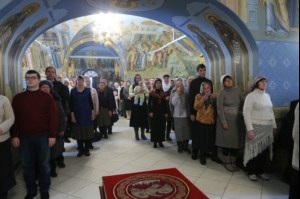 Митрополит Лонгин совершил Царские часы, Изобразительны, Великую вечерню и Крещальную литургию в Свято-Троицком кафедральном соборе Саратова