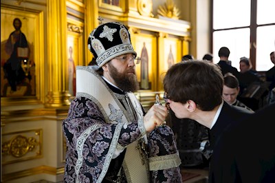 Митрополит Игнатий совершил Литургию Преждеосвященных Даров в храме святого апостола и евангелиста Иоанна Богослова при СПДС