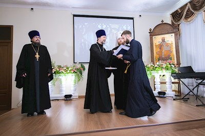 Митрополит Игнатий вручил дипломы выпускникам СПДС