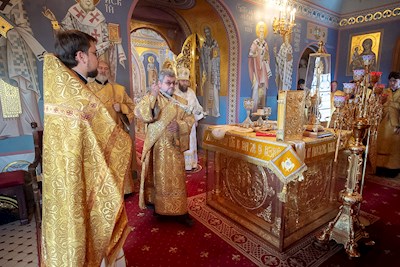 Митрополит Игнатий совершил Божественную литургию в Свято-Троицком кафедральном соборе Саратова