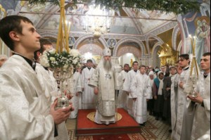 Митрополит Лонгин совершил Рождественское ночное богослужение