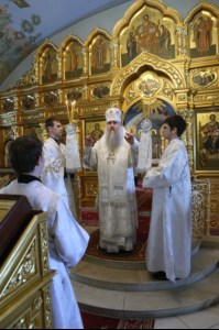 Митрополит Лонгин совершил Царские часы, Изобразительны, Великую вечерню и Крещальную литургию в Свято-Троицком кафедральном соборе Саратова