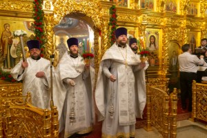 Митрополит Лонгин совершил пасхальное богослужение