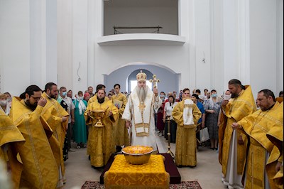 Божественная литургия в храме святителя Тихона, Епископа Воронежского, Задонского чудотворца г. Саратова