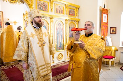 Митрополит Игнатий совершил Божественную литургию в храме святителей Василия Великого, Григория Богослова и Иоанна Златоустого г. Саратова