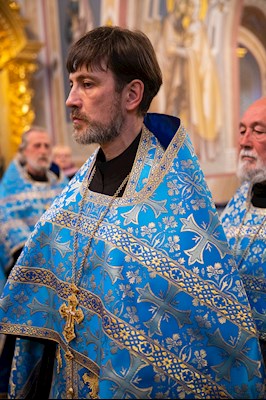 Митрополит Игнатий совершил вечернее богослужение с чтением акафиста Пресвятой Богородице в Свято-Троицком кафедральном соборе г. Саратова