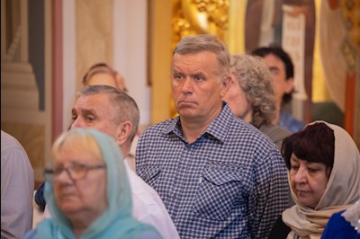 Митрополит Игнатий совершил Божественную литургию в Свято-Троицком кафедральном соборе Саратова