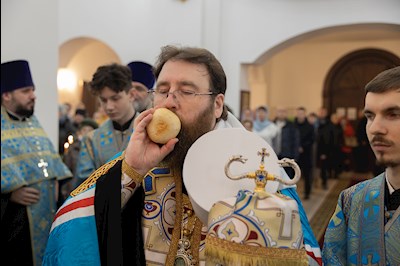 Митрополит Игнатий совершил всенощное бдение в храме святителя Тихона, епископа Воронежского, Задонского чудотворца, г. Саратова