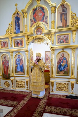 Митрополит Игнатий совершил Божественную литургию в Трехсвятительском храме г. Саратова