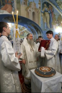 Митрополит Лонгин совершил Царские часы, Изобразительны, Великую вечерню и Крещальную литургию в Свято-Троицком кафедральном соборе Саратова