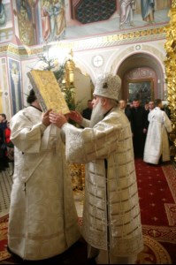 Митрополит Лонгин совершил Рождественское ночное богослужение