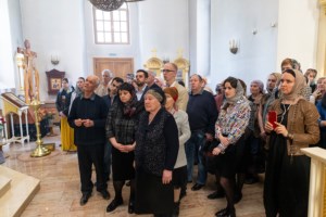 Литургия Преждеосвященных Даров, малое повечерие и утреня Великого Четвертка на Архиерейском подворье — в храме во имя святых равноапостольных Мефодия и Кирилла при СГУ