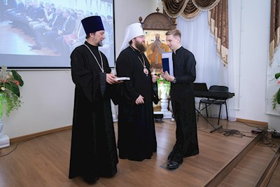 Митрополит Игнатий вручил дипломы выпускникам СПДС