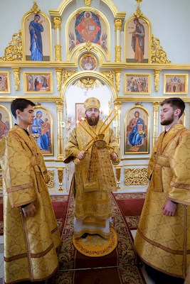Митрополит Игнатий совершил Божественную литургию в Трехсвятительском храме г. Саратова