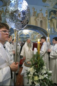 Митрополит Лонгин совершил Царские часы, Изобразительны, Великую вечерню и Крещальную литургию в Свято-Троицком кафедральном соборе Саратова