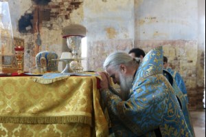 Божественная литургия в храме в честь Покрова Пресвятой Богородицы села Сокур Татищевского района