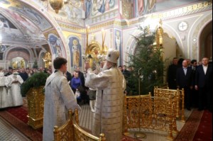 Митрополит Лонгин совершил Рождественское ночное богослужение