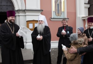 Божественная литургия и крещение оглашенных в Свято-Троицком кафедральном соборе Саратова