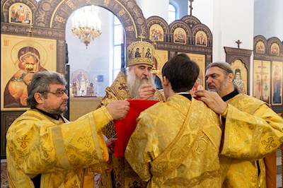 Божественная литургия в храме во имя первоверховных апостолов Петра и Павла г. Саратова