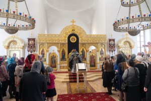 Литургия Преждеосвященных Даров, малое повечерие и утреня Великого Четвертка на Архиерейском подворье — в храме во имя святых равноапостольных Мефодия и Кирилла при СГУ