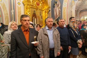 Митрополит Лонгин совершил пасхальное богослужение