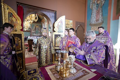 Митрополит Игнатий совершил Божественную литургию в Крестовоздвиженском храме г. Хвалынска