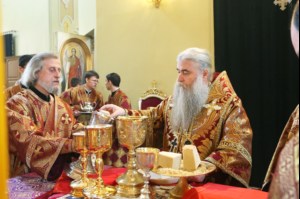 В Великий Четверг Митрополит Лонгин совершил Литургию Василия Великого и Чин умовения ног