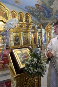 Митрополит Лонгин совершил Царские часы, Изобразительны, Великую вечерню и Крещальную литургию в Свято-Троицком кафедральном соборе Саратова