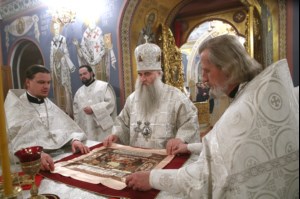 Митрополит Лонгин совершил Рождественское ночное богослужение