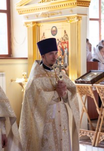 Божественная литургия на Архиерейском подворье — храме во имя святого апостола и евангелиста Иоанна Богослова при СПДС