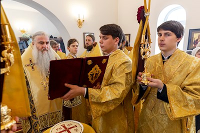 Божественная литургия в храме в честь святителя Иоанна Златоуста в п. Зональный г. Саратова