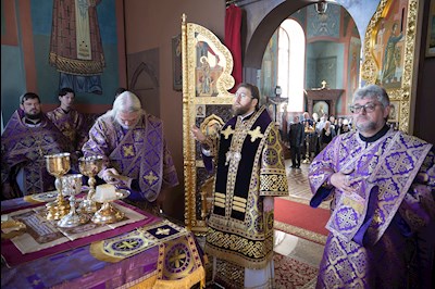 Митрополит Игнатий совершил Божественную литургию в Крестовоздвиженском храме г. Хвалынска
