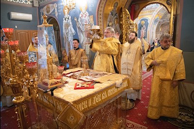 Митрополит Игнатий совершил Божественную литургию в Свято-Троицком кафедральном соборе Саратова