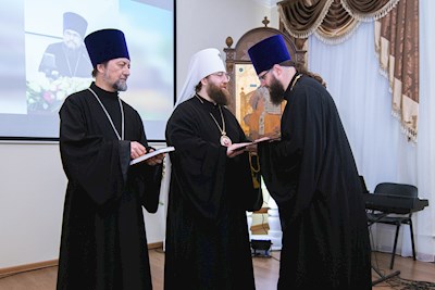 Митрополит Игнатий вручил дипломы выпускникам СПДС