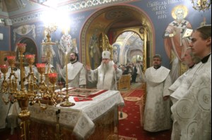 Митрополит Лонгин совершил Рождественское ночное богослужение