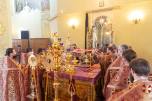 Вечерня в соединении с Литургией Василия Великого и чин умовения ног в храме в честь Покрова Пресвятой Богородицы г. Саратова