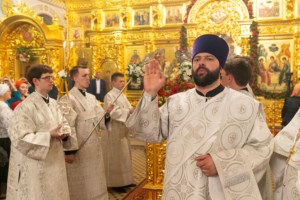 Митрополит Лонгин совершил пасхальное богослужение