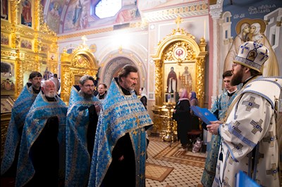 Митрополит Игнатий совершил вечернее богослужение с чтением акафиста Пресвятой Богородице в Свято-Троицком кафедральном соборе г. Саратова