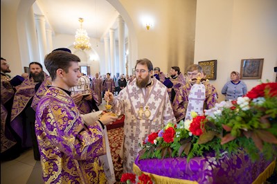 Митрополит Игнатий совершил всенощное бдение с чином выноса Креста в Свято-Троицком кафедральном соборе г. Вольска