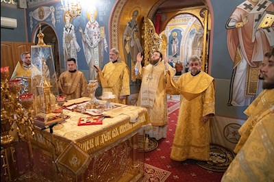 Митрополит Игнатий совершил Божественную литургию в Свято-Троицком кафедральном соборе Саратова