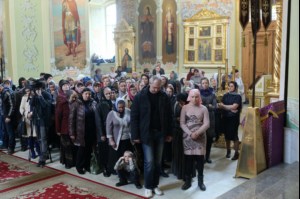 В Великий Четверг Митрополит Лонгин совершил Литургию Василия Великого и Чин умовения ног
